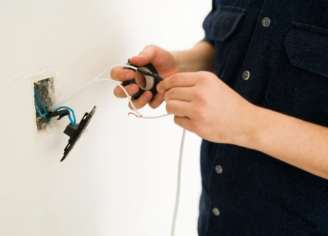 Ev ve İş Yerlerinde Elektrik Güvenliği: Alınması Gereken Önlemler